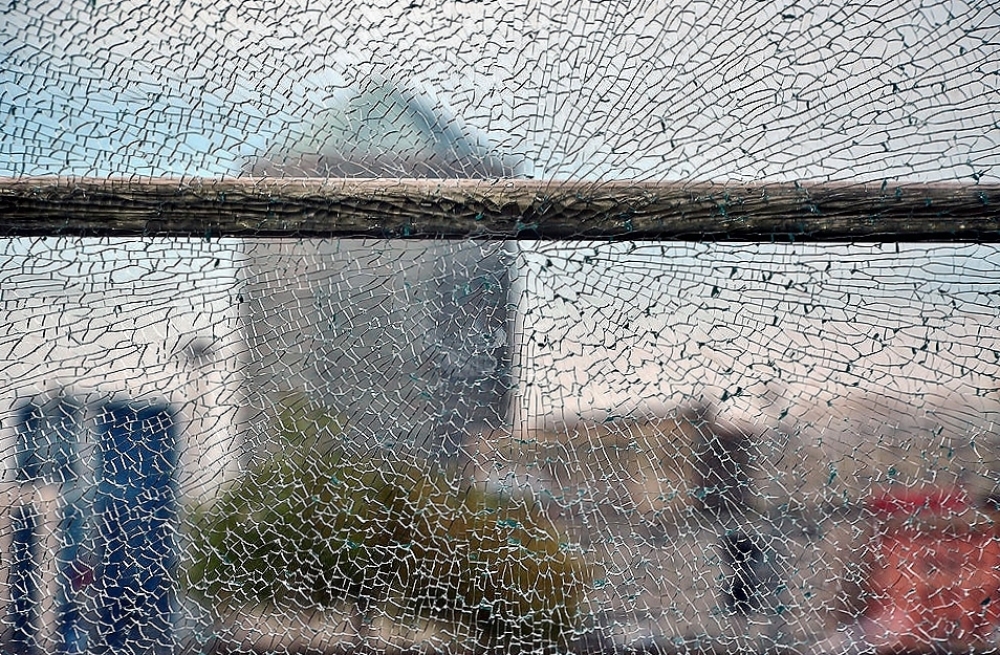 Profilo di città dietro un vetro infranto