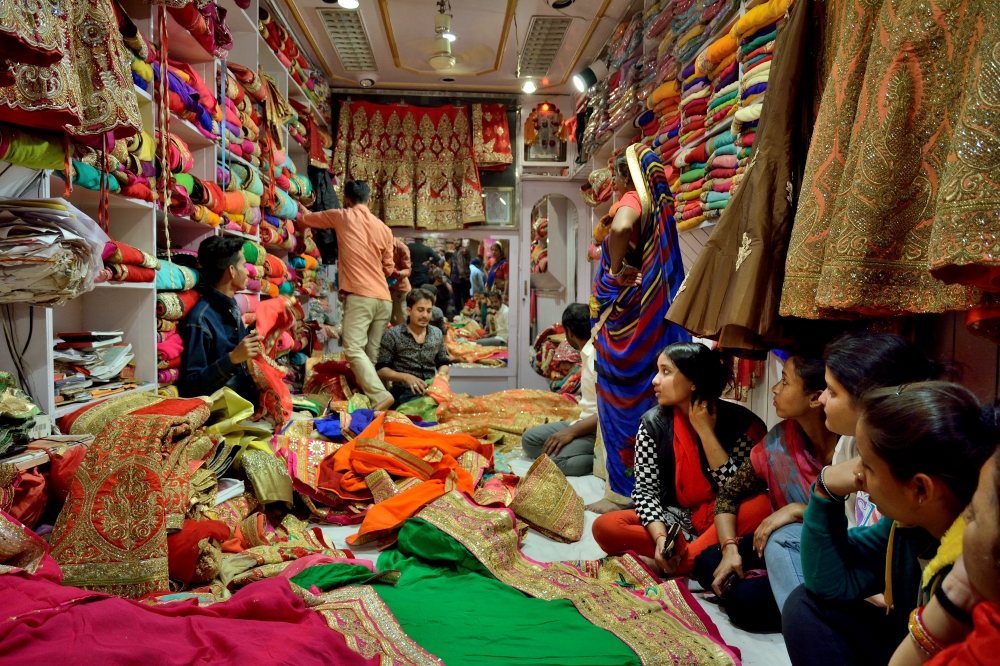 La scelta della sari nuziale.