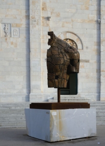 Installazione di Bernard Bezzina marmo e bronzo - Pietrasanta (Lu)