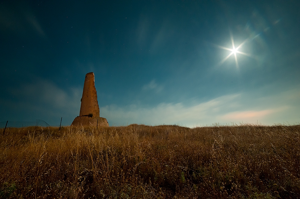 La torre del serpente al chiaro di luna