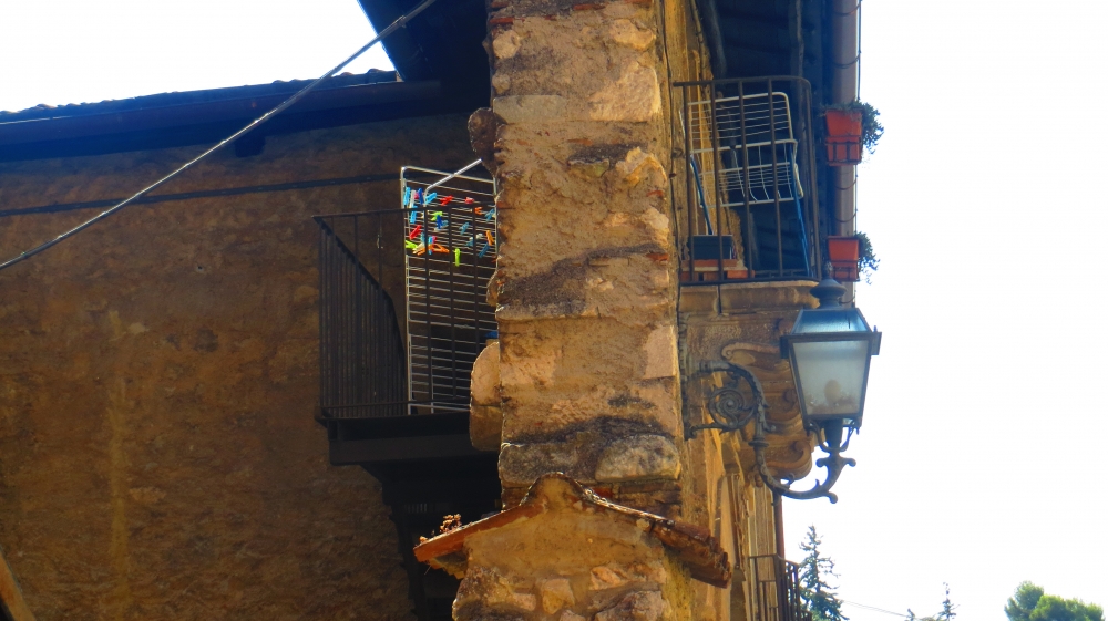 Balcone dopo il terremoto (?) Balcone dopo il terremoto (?)