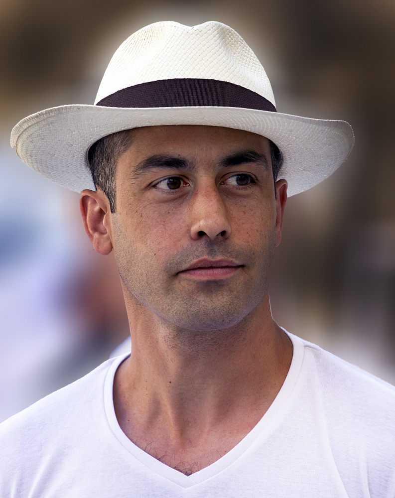 uomo con cappello uomo con cappello