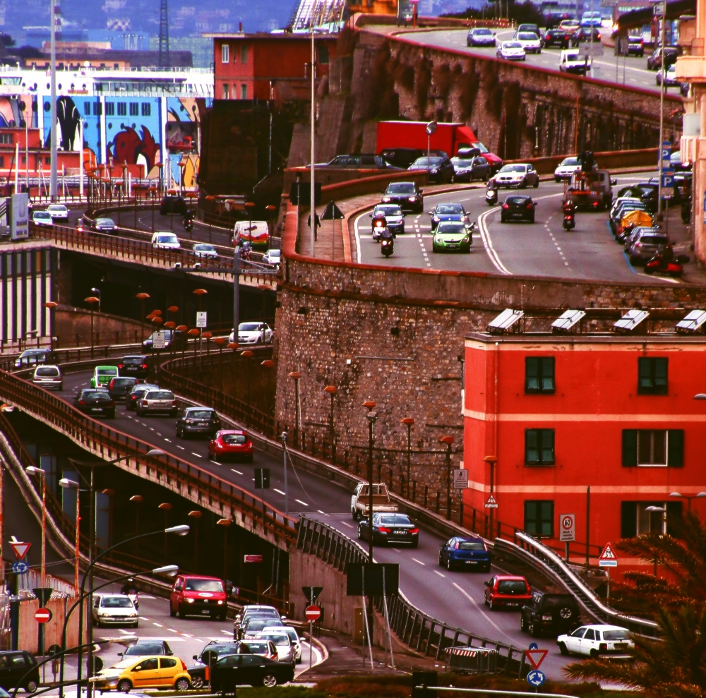 le strade di genova di giorno..