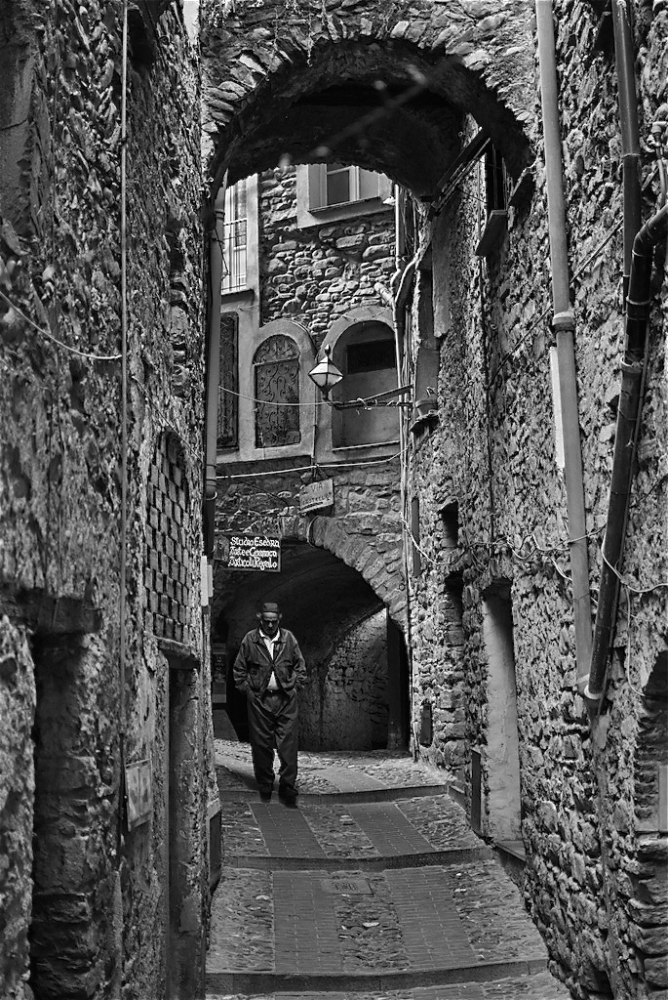 ...andando per caruggi B/N ...andando per caruggi B/N