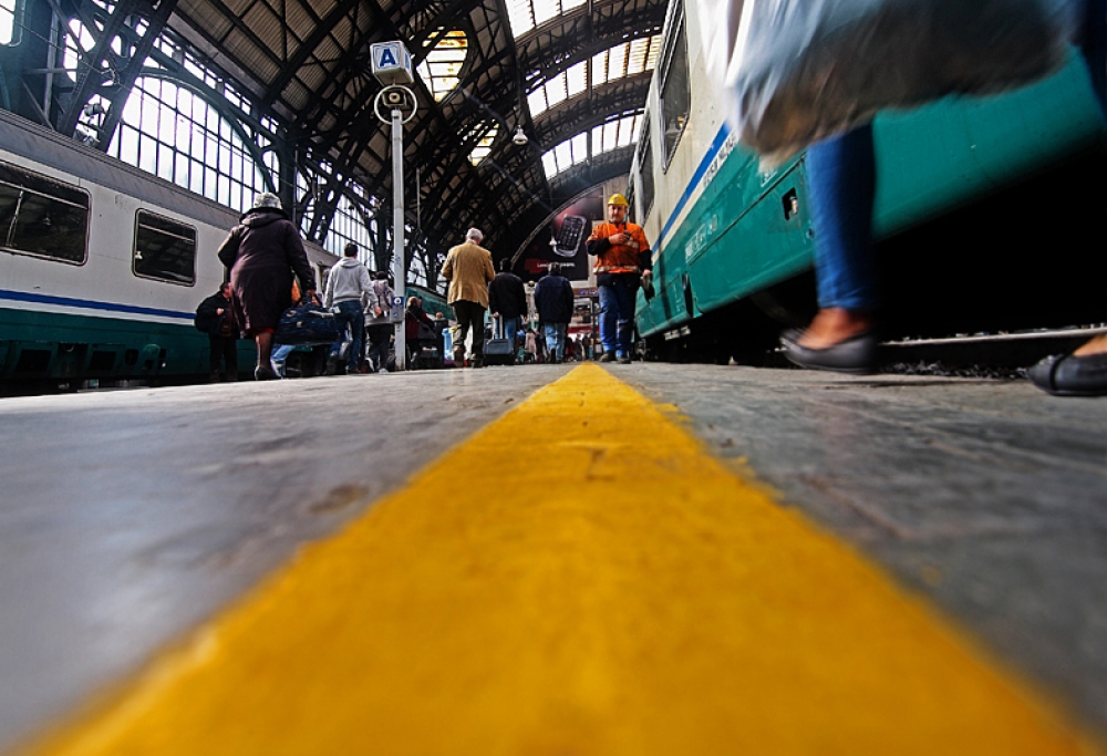 non oltrepassare la linea gialla non oltrepassare la linea gialla