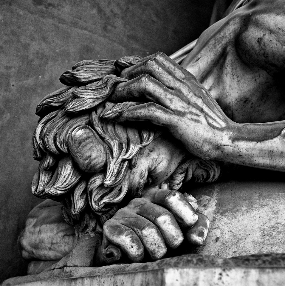 il dolore della statua il dolore della statua