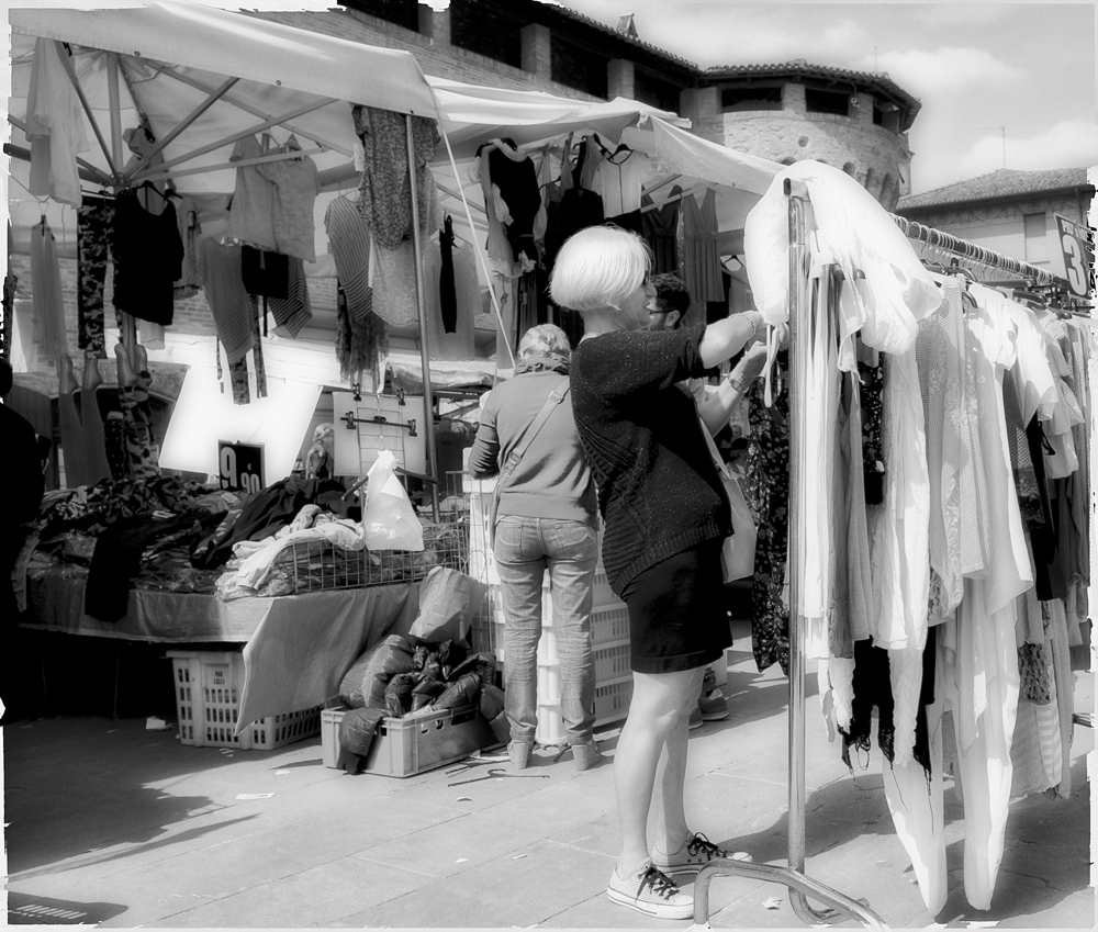 Mercatino degli...stracci. Mercatino degli...stracci.
