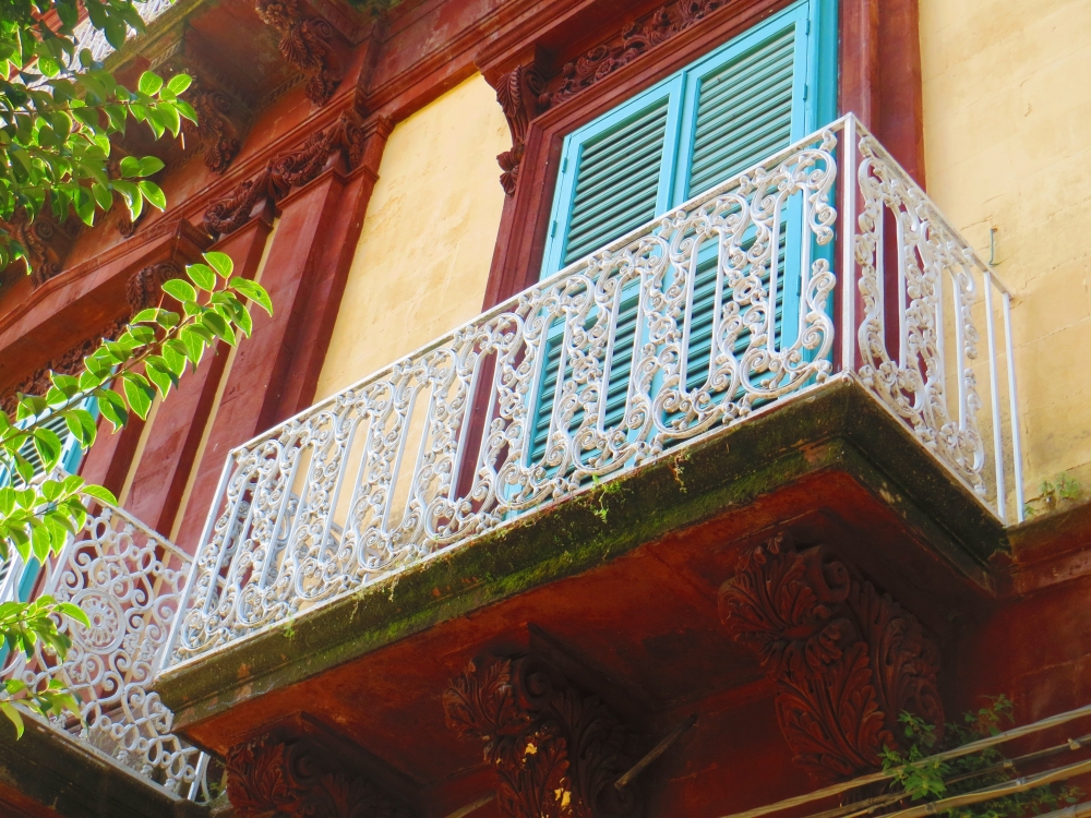 Un balcone, ci parla di storia... Un balcone, ci parla di storia...