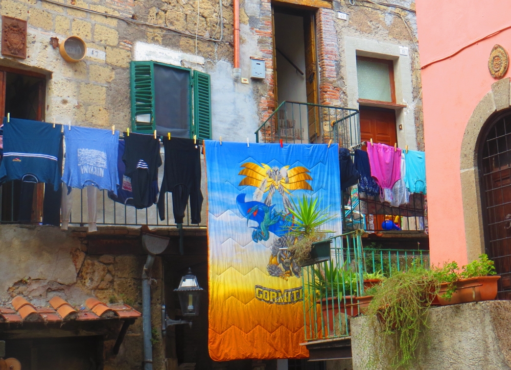 Il bucato nella piazzetta Il bucato nella piazzetta