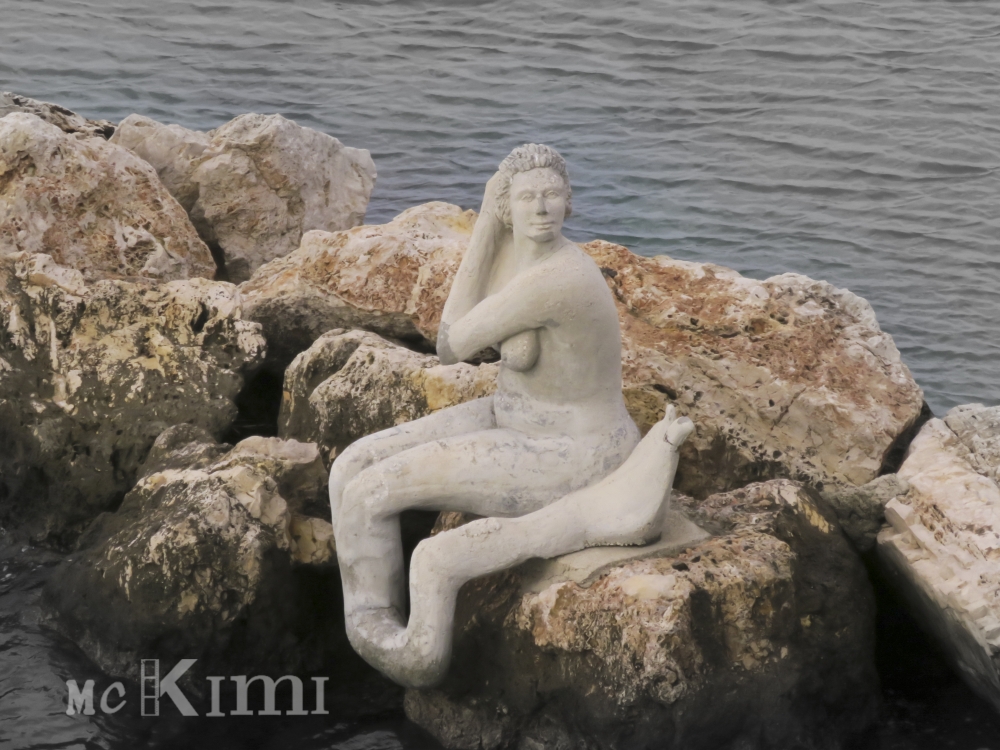 Su gli scogli dal lungomare di Taranto