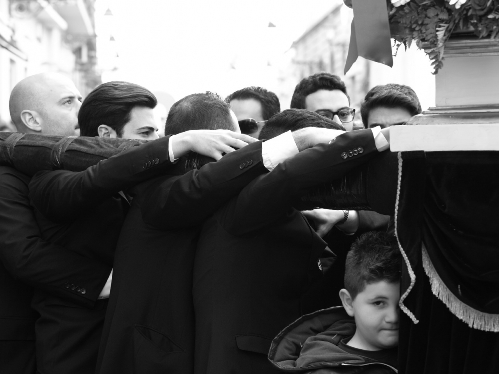 Trapani:Processione del Venerdi' Santo: L'intruso Trapani:Processione del Venerdi' Santo: L'intruso