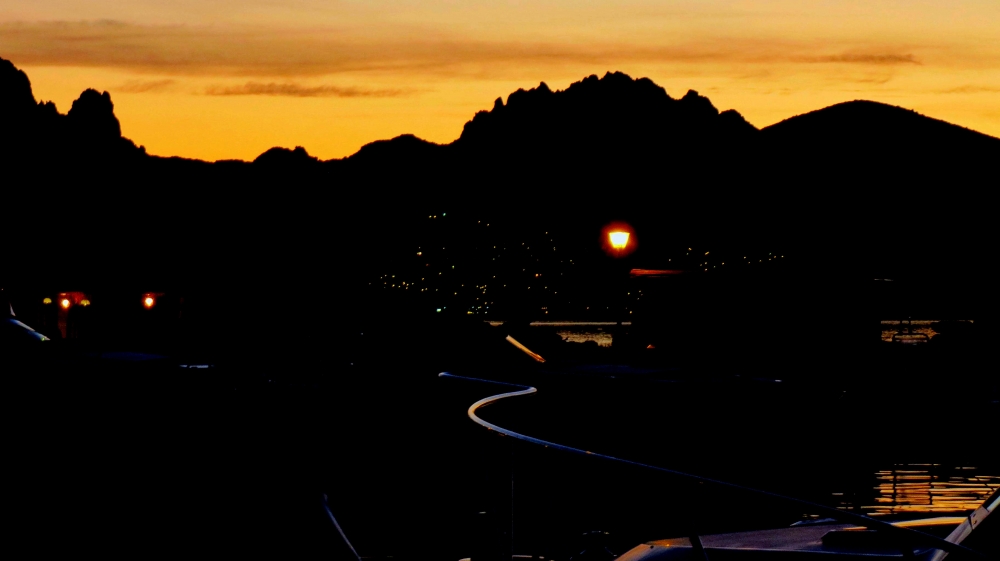 Quando il tramonto tutto avvolge nella sua luce silenziosa Quando il tramonto tutto avvolge nella sua luce silenziosa
