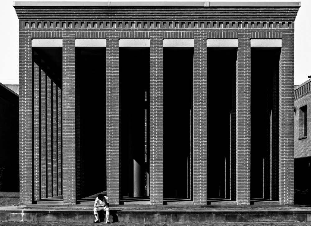 ragazzo e colonne ragazzo e colonne