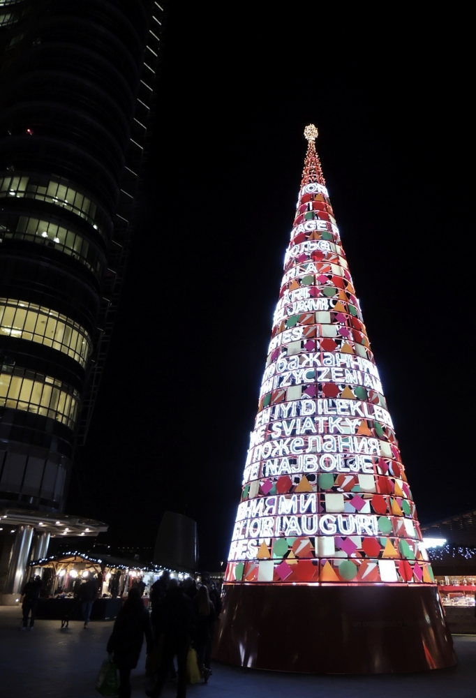 Auguri in Piazza Gae Aulenti . Auguri in Piazza Gae Aulenti .