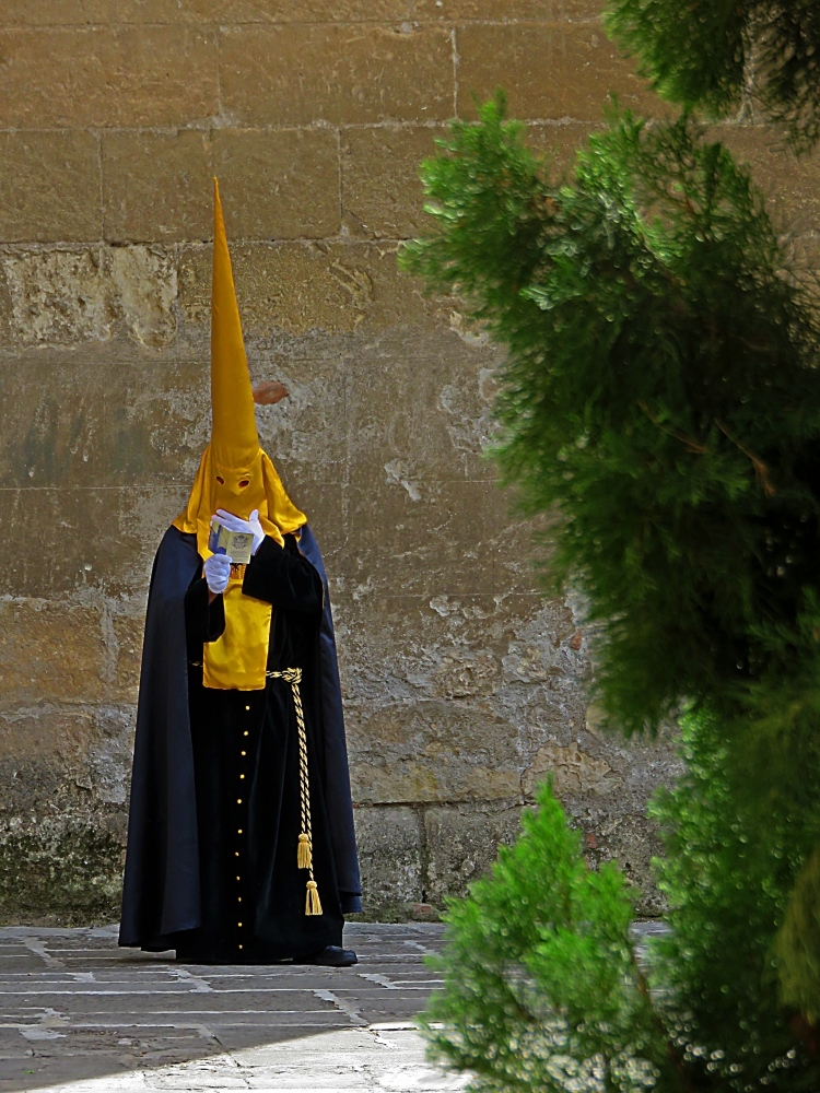 Penitente in attesa(Settimana Santa,Granada) Penitente in attesa(Settimana Santa,Granada)