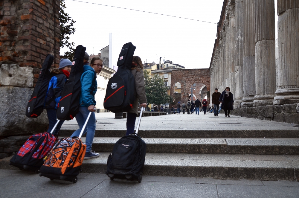 studenti..carichi  di libri 