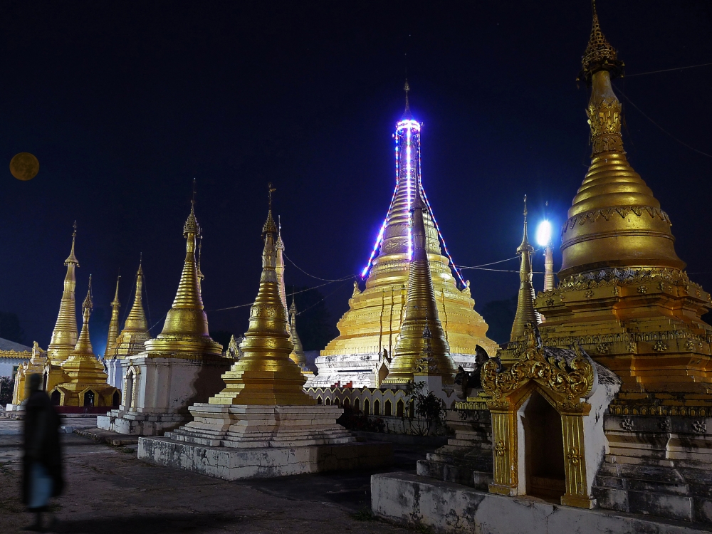 Notturni:Pagode a Pindaya Notturni:Pagode a Pindaya