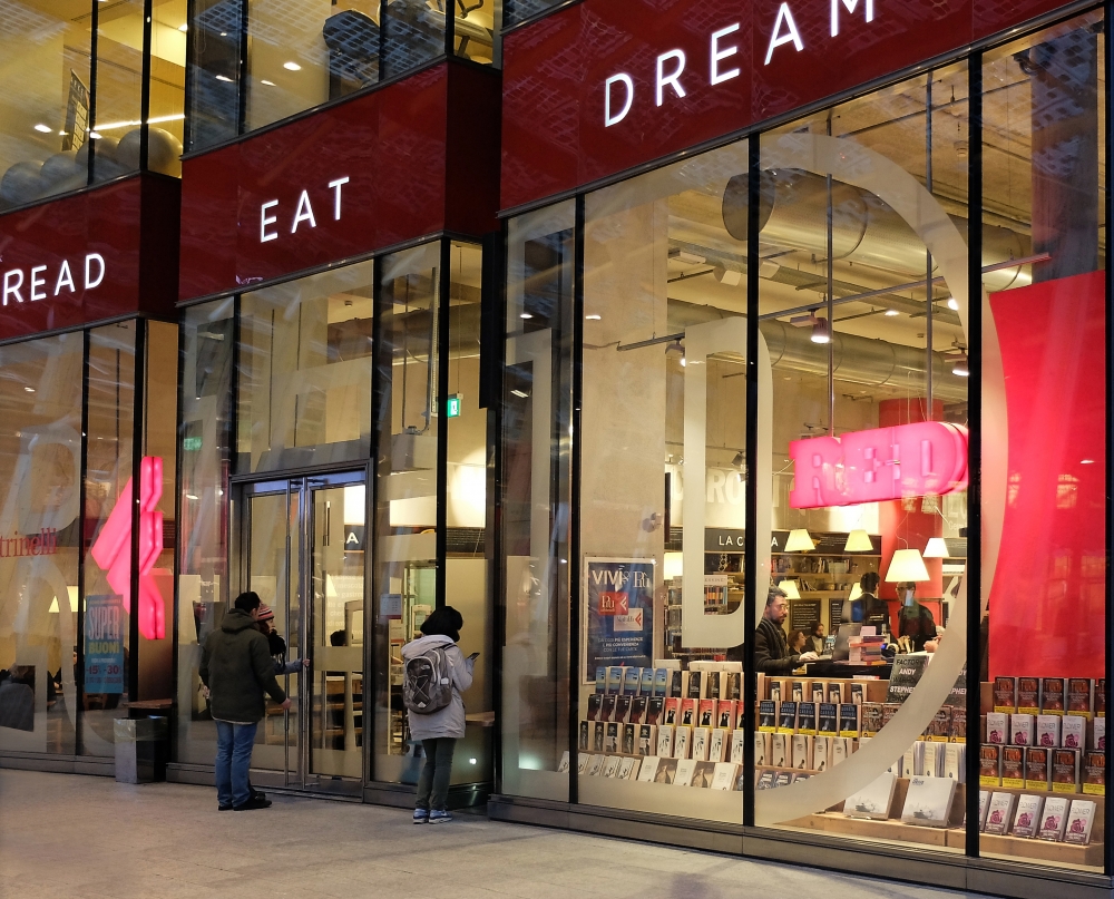 lo store Feltrinelli lo store Feltrinelli