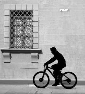 Ciclista in nero
