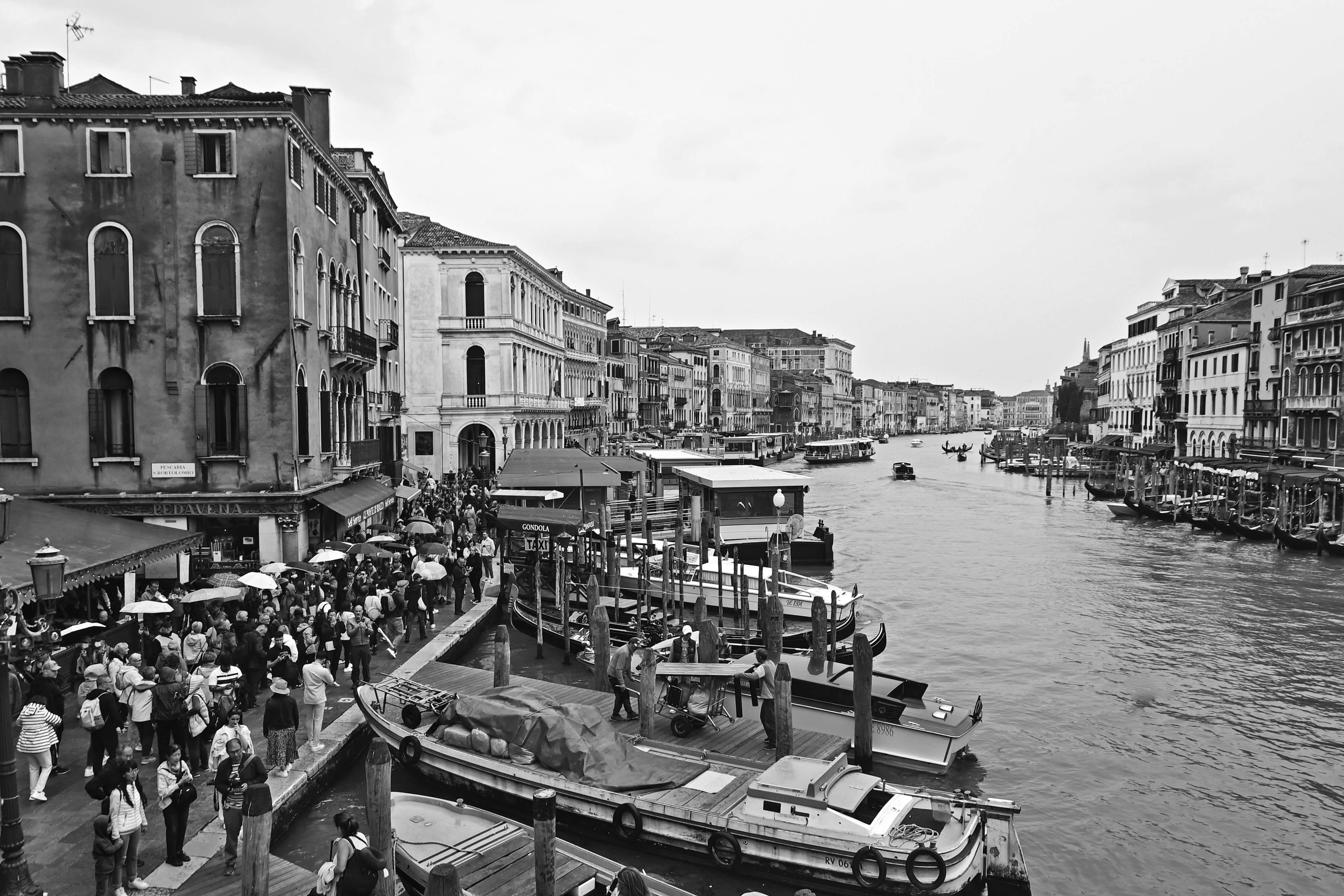 Moltitudini sul Canal Grande BN