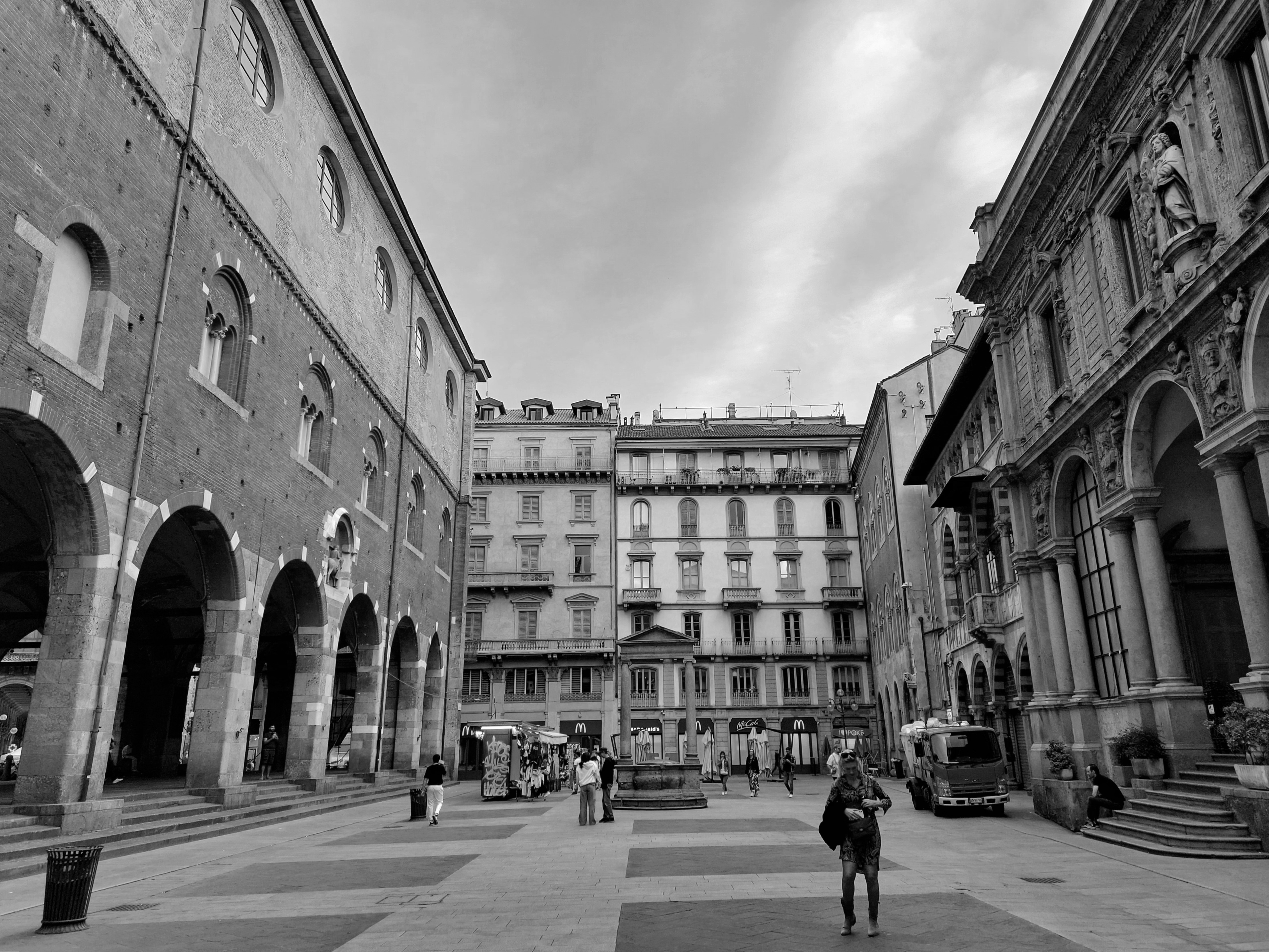 Piazza mercanti.... Piazza mercanti....