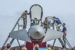 in fila per visitare il Typhoon - 100° anniversario dell'aeronautica militare