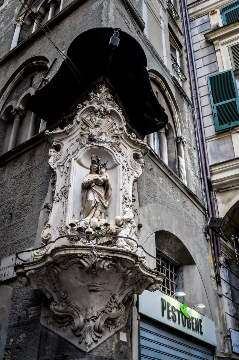 Contrasti urbani - Genova Contrasti urbani - Genova