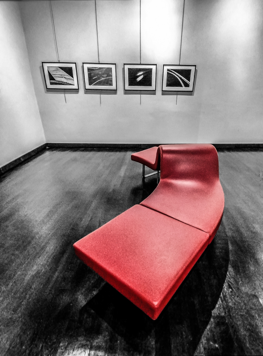 il divano rosso - presso mostra fotografica a Novara il divano rosso - presso mostra fotografica a Novara